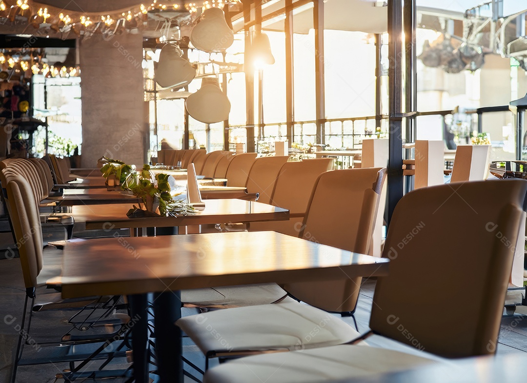 Design de interiores vazio de restaurante moderno e espaço aberto com reflexo de lente durante o dia