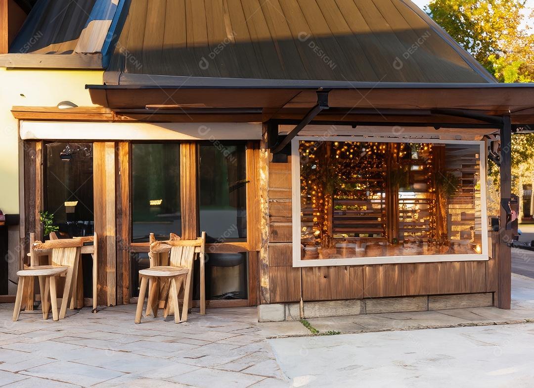 Mesa e janela de inverno em fundo