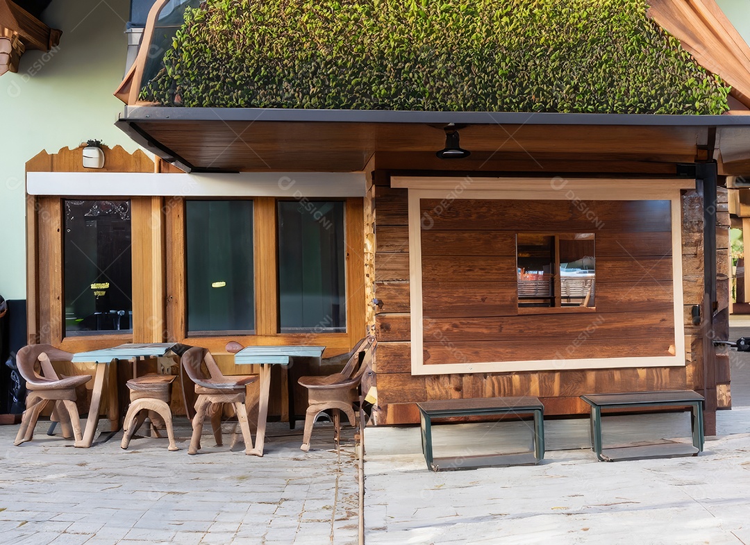 Mesa e janela de inverno em fundo