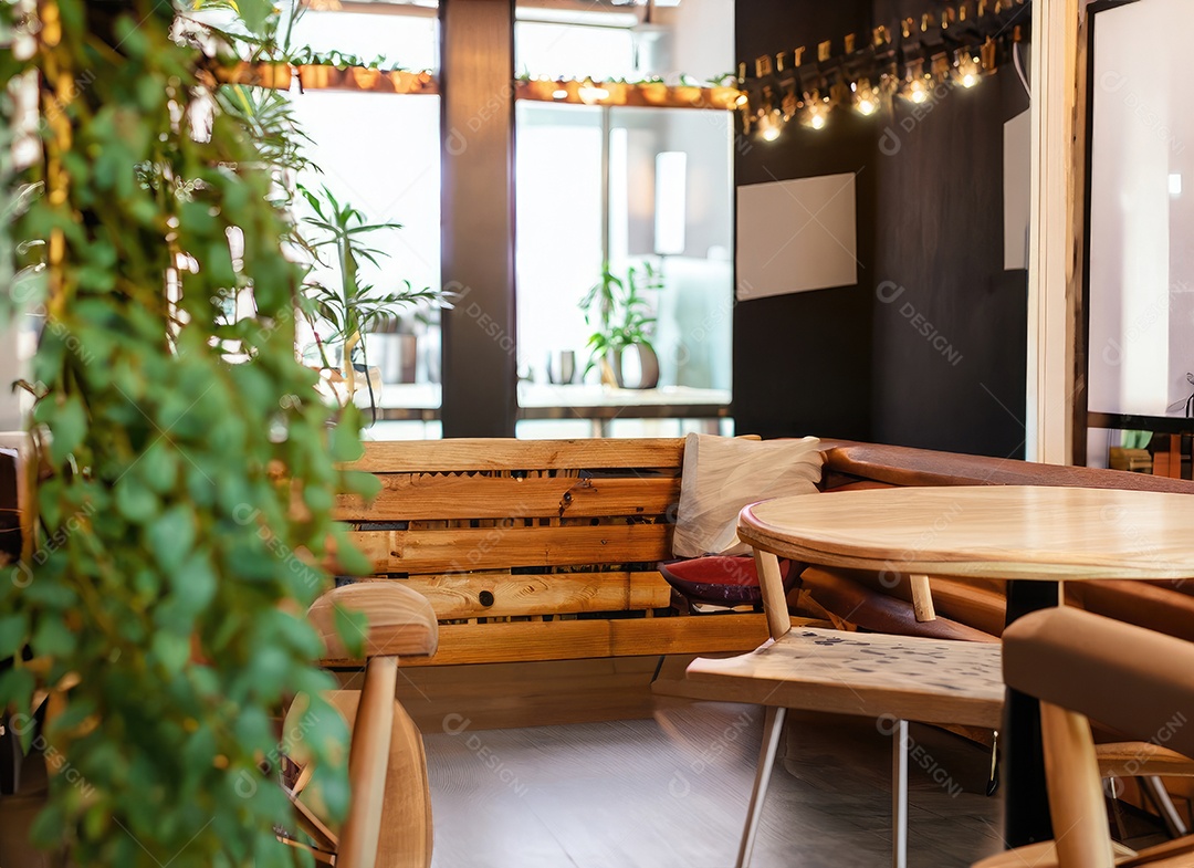 Interior interior aconchegante café de madeira retrô de luxo