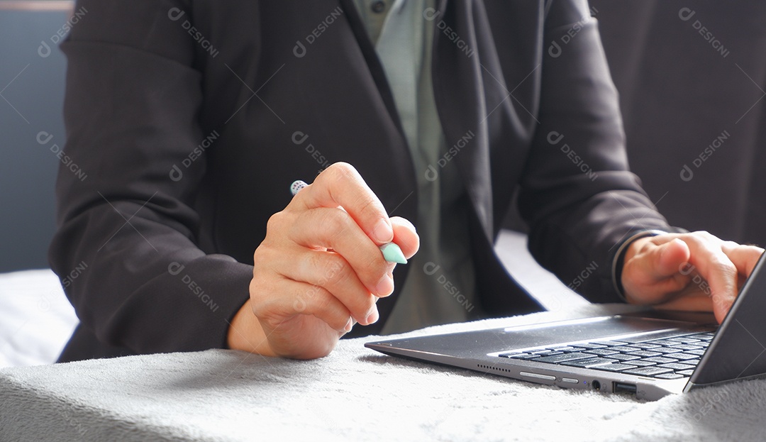 Uma mulher empresária mexendo no notebook