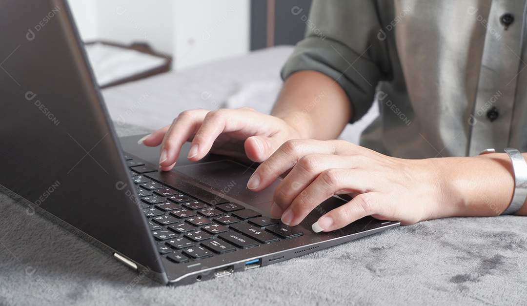 Mulher mexendo no notebook