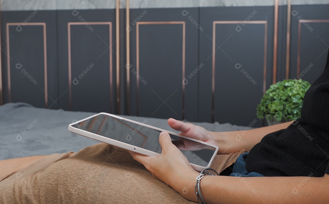 Mão segurando tablet