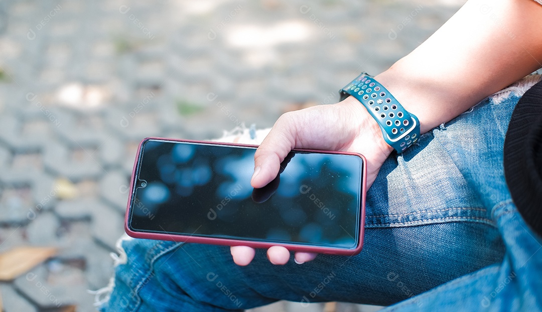 Mão segurando celular