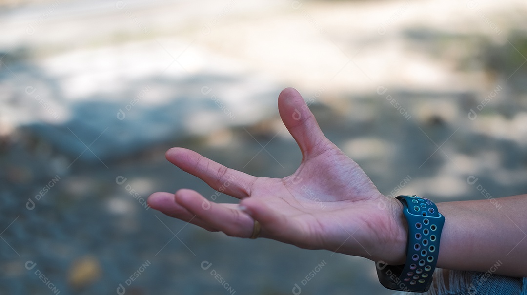 Mão pra cima com relógio no braço