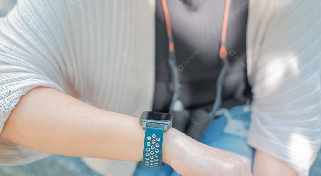 Mulher levantando os braços e olhando para o relógio