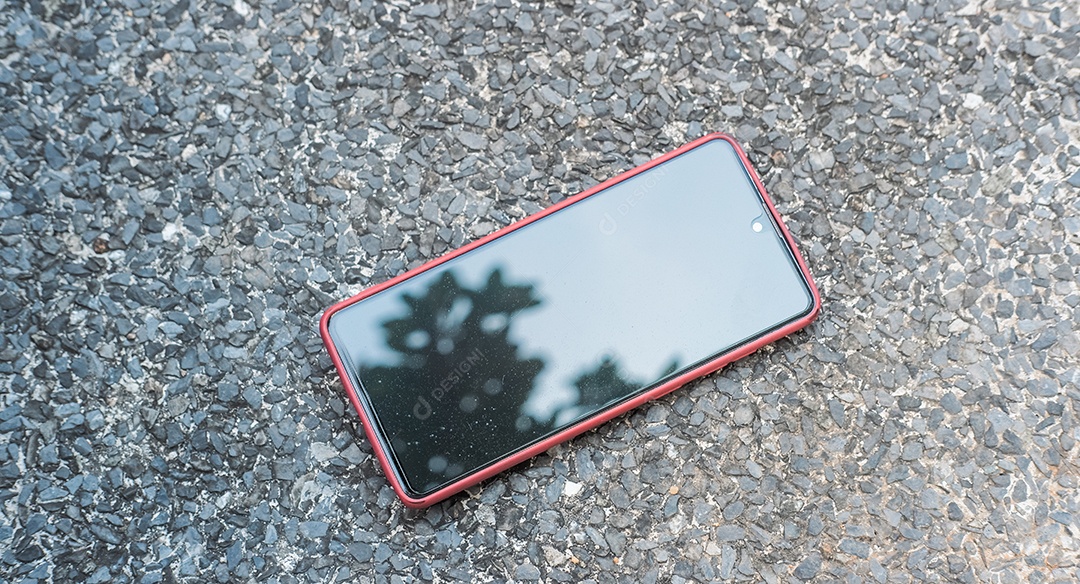 Um aparelho celular no chão