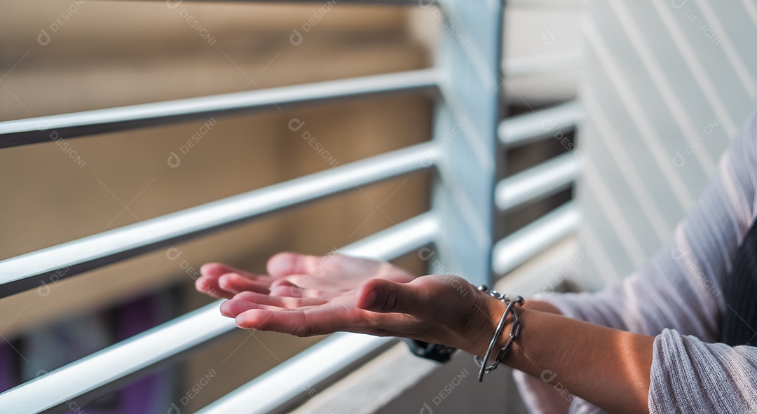 Mulher de negócios de mãos dadas adequada para infográficos