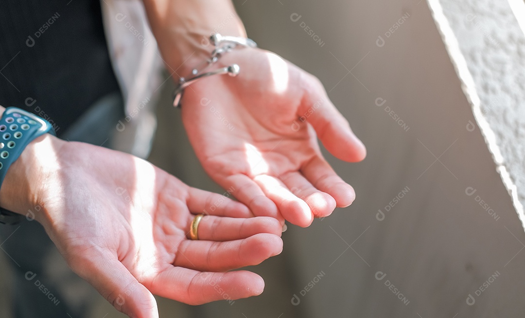 Mãos feminina virada para cima