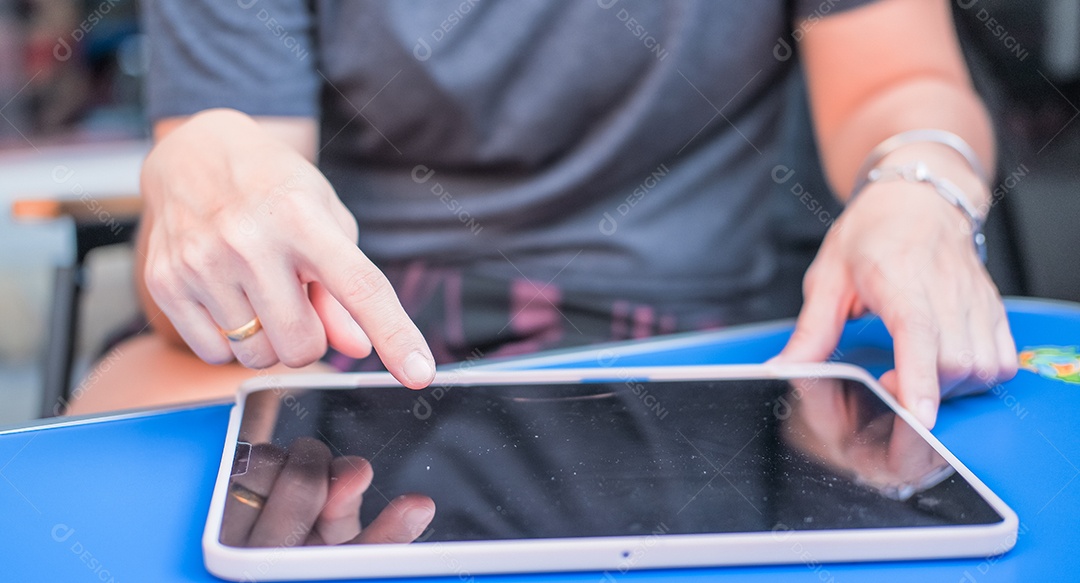 Mulher trabalhando em tablet