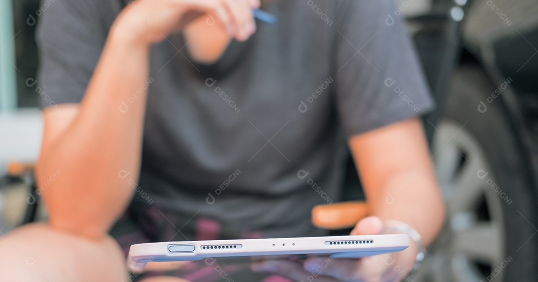 Uma mulher senta e observa o trabalho em um telefone celular