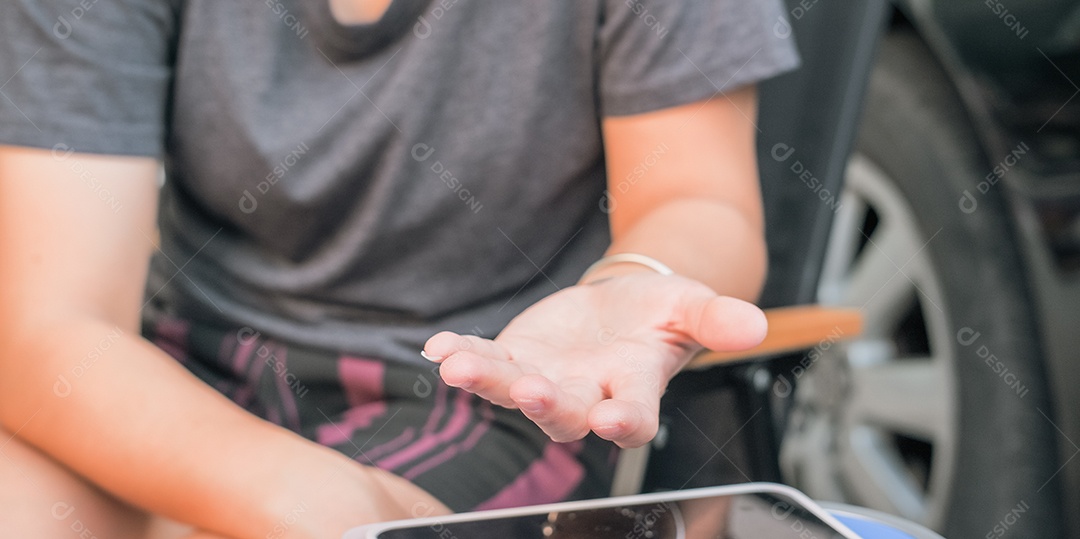 Mulher de negócios de mãos dadas