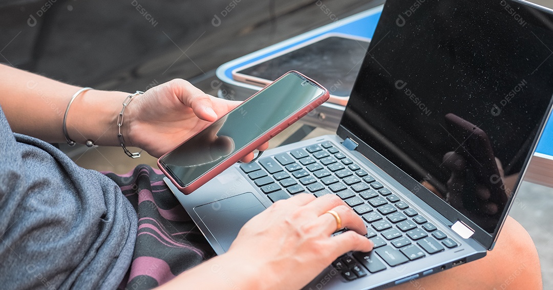 Mulher digitando trabalho ou conversando no laptop