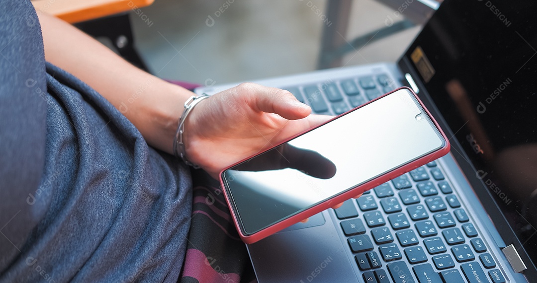 Mulher trabalhando usando notebook e celular