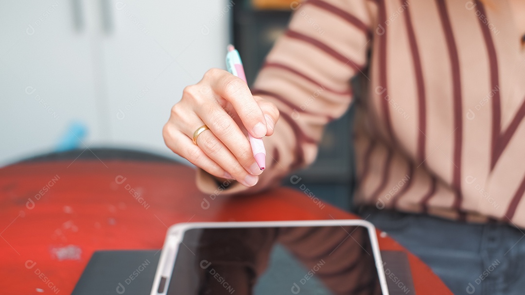 Mulher fazendo anotações de trabalho no tablet