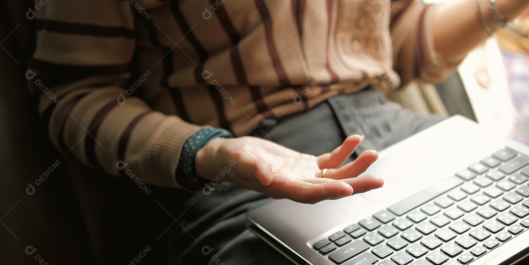 Mulher fazendo anotações de trabalho no notebook