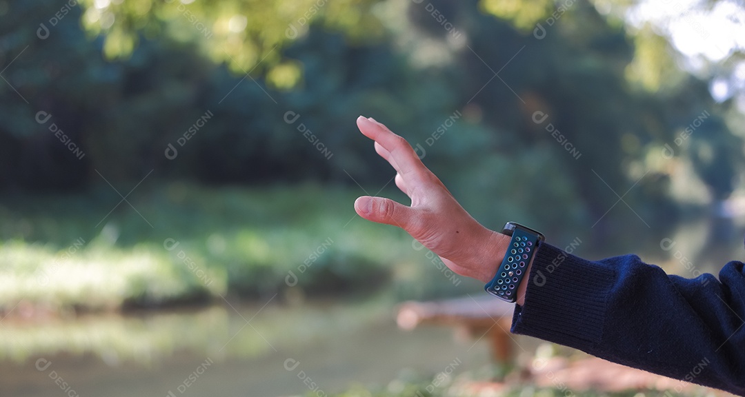 Mulher apontando a mão para algo