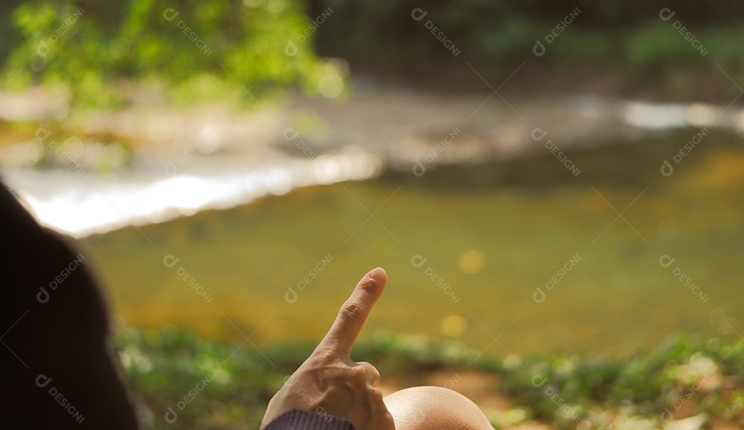 Mulher apontando o dedo