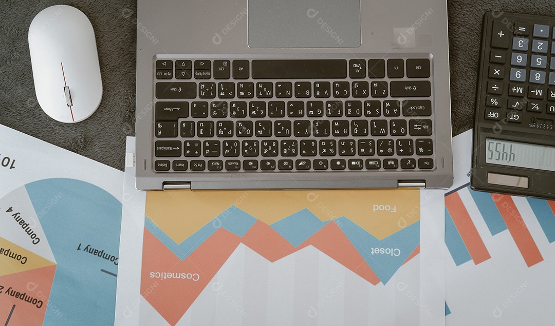 Mesa de escritorio com folhas de dados