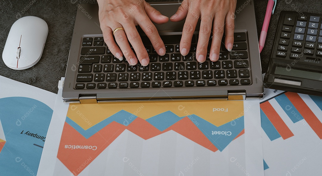 Mesa de análise de dados e mão feminina