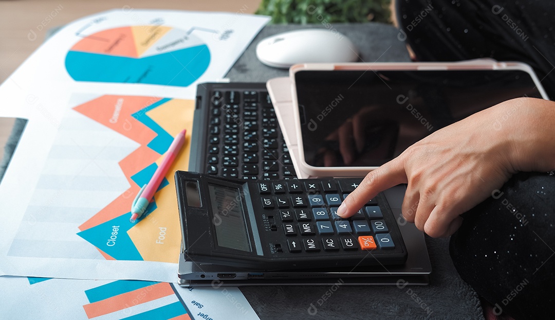 Mesa de trabalho sobre análise de dados e mãos trabalhando no laptop