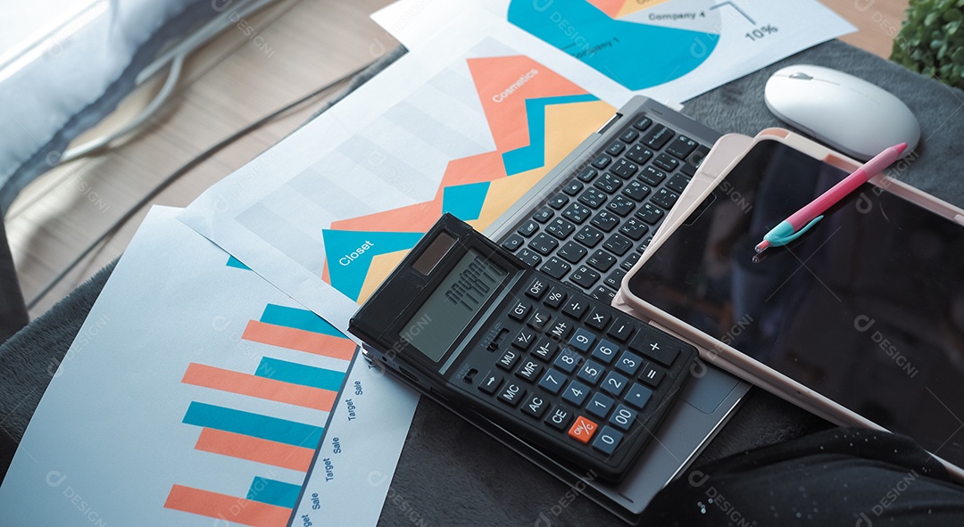 Mesa de trabalho sobre laptop de análise de dados