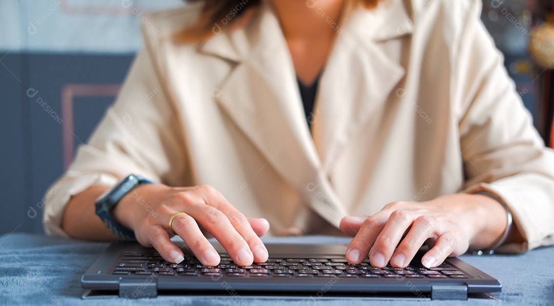 Mulher digitando trabalho no laptop e analisando dados