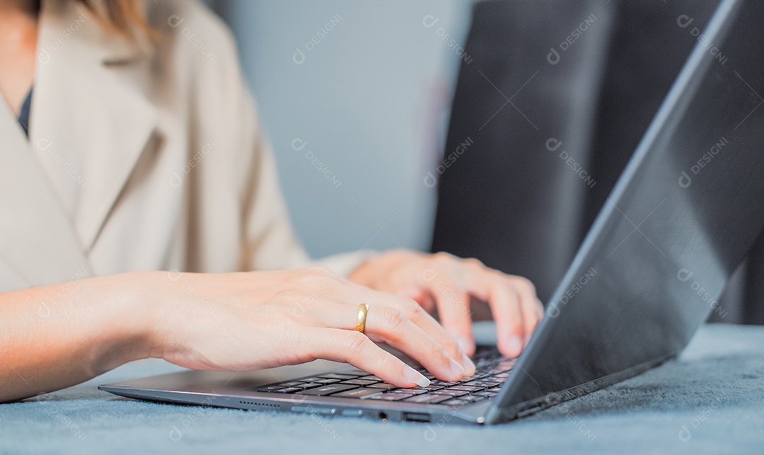 Mulher digitando trabalho no laptop