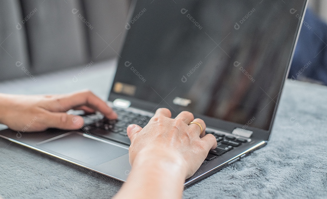 Mulher digitando trabalho ou conversando no notebook