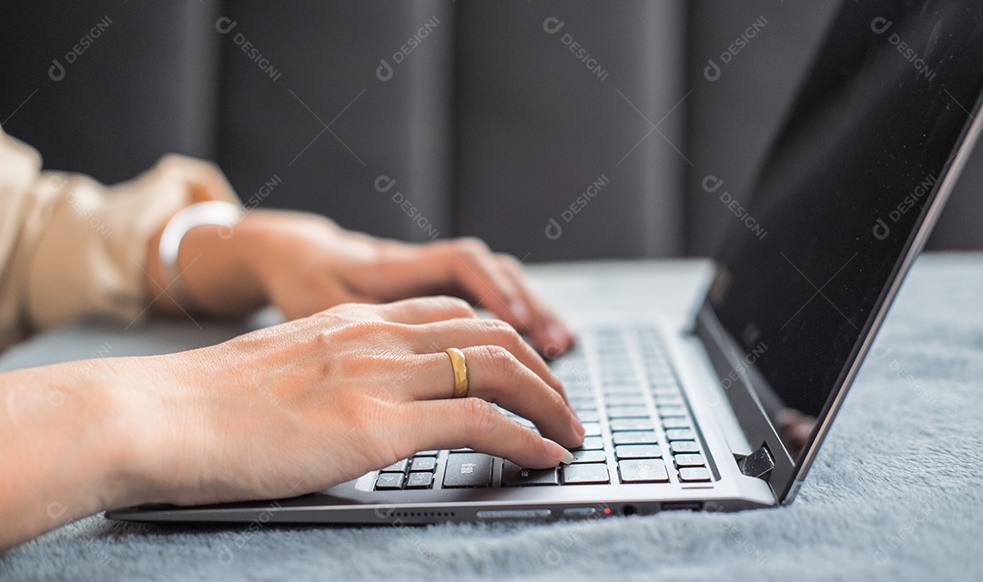 Mulher digitando trabalho ou conversando no laptop