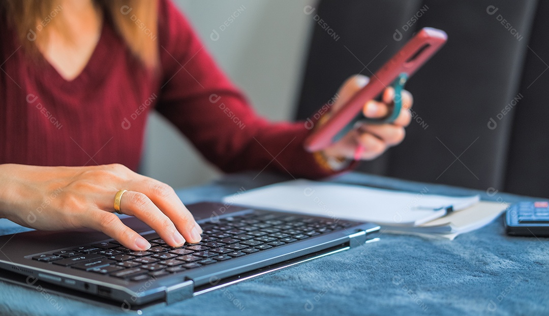 Mulher digitando trabalho ou conversando no laptop