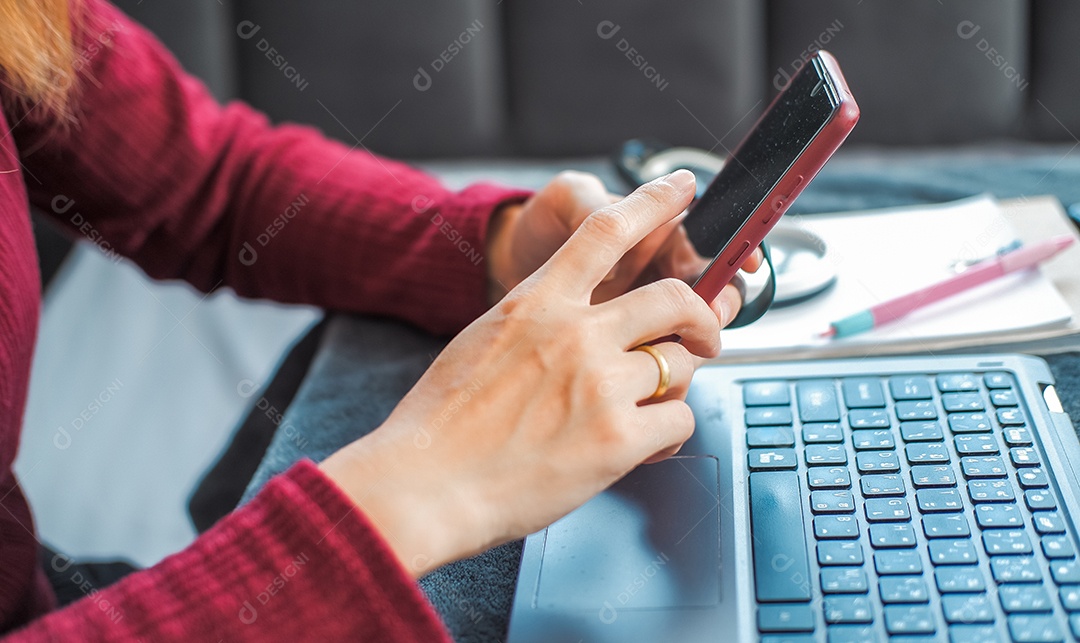 Mulher digitando trabalho ou conversando no laptop