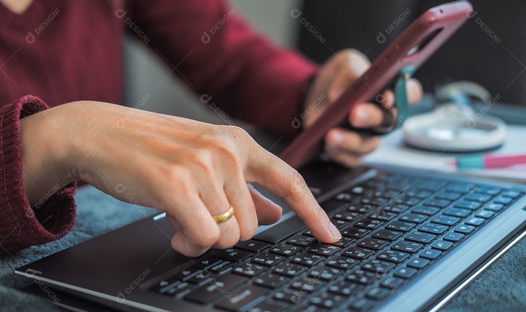 Mulher digitando trabalho ou conversando no laptop