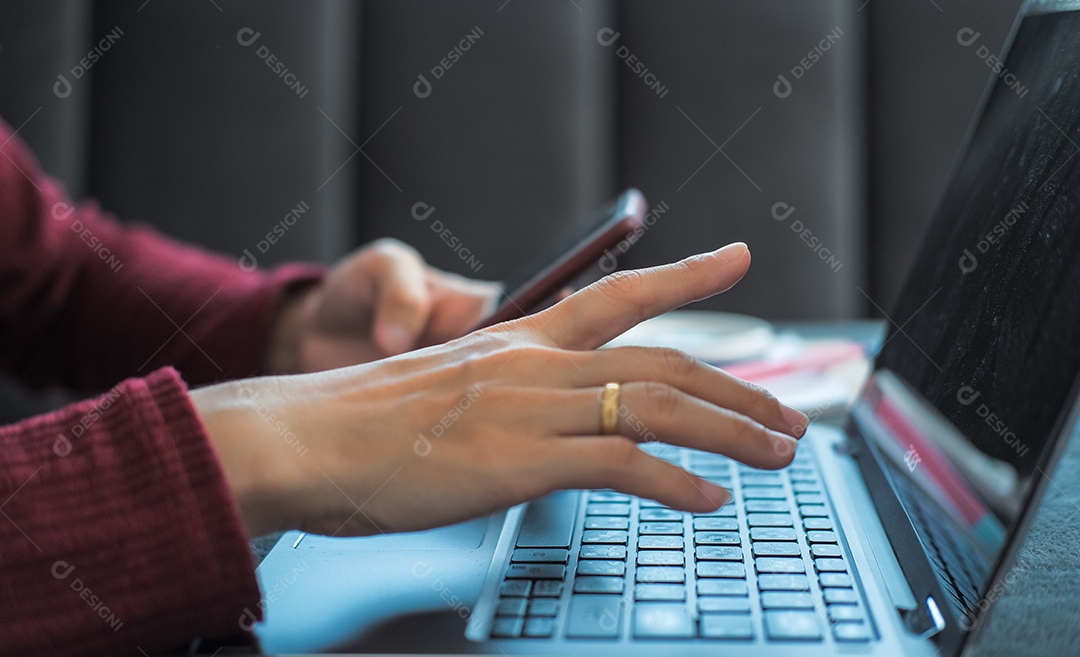 Mulher digitando trabalho ou conversando no laptop