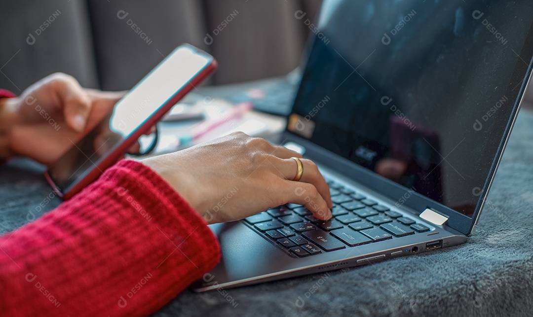 Mulher digitando trabalho ou conversando no laptop