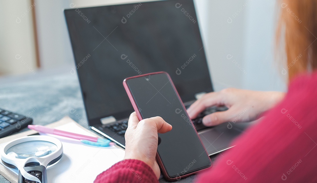 Mulher digitando trabalho ou conversando no laptop