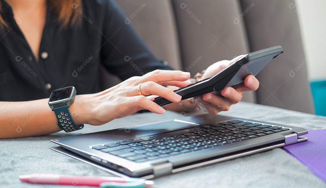 Uma mulher usando uma calculadora para analisar dados