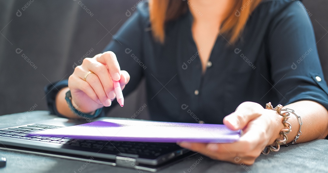 Mulher usando notebook para analisar dados