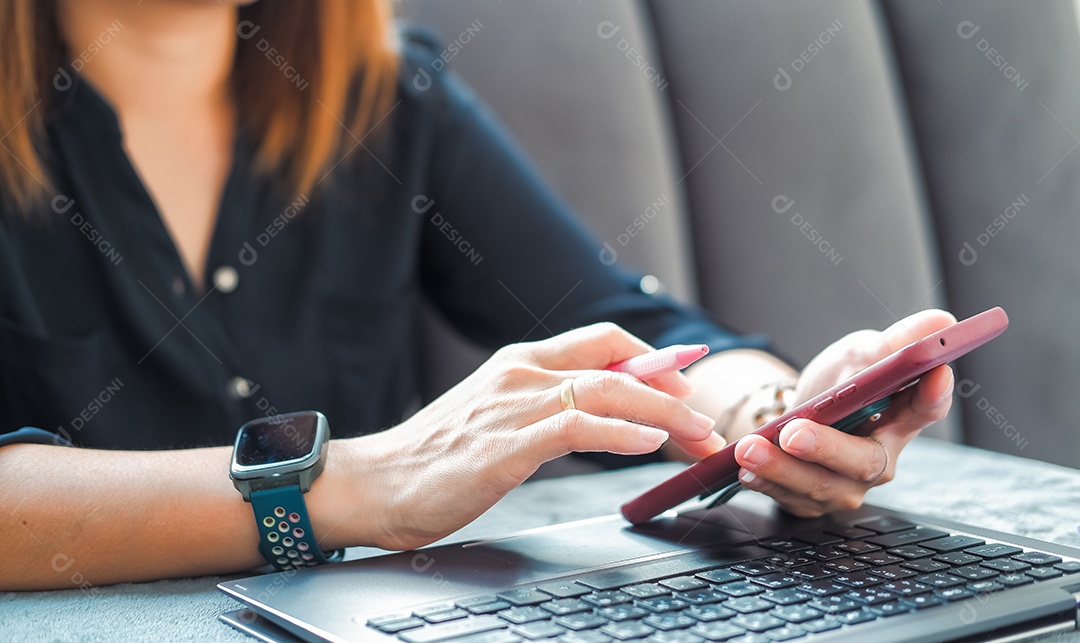 Mulher digitando trabalho ou conversando no laptop