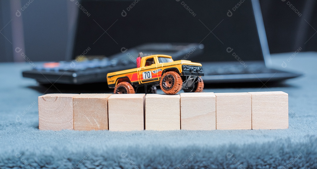 Dados de madeira e carrinho