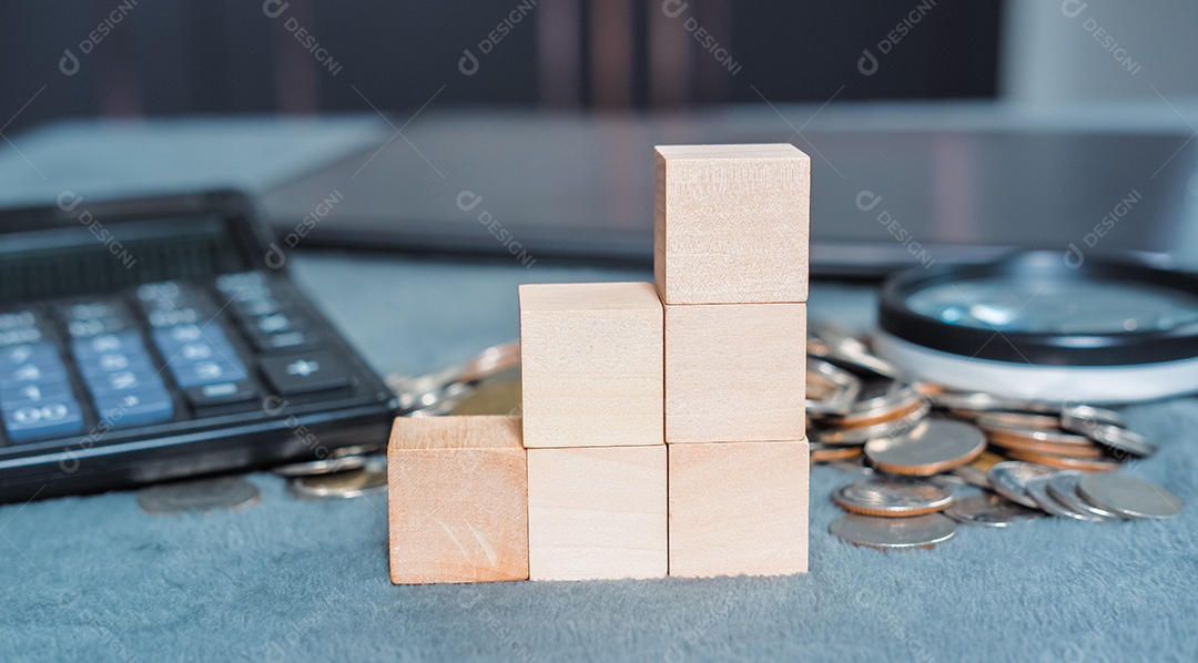 Dados de madeira com moedas de fundo