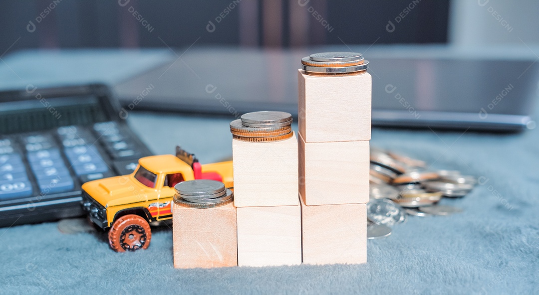 Dados de madeira moedas e carros de brinquedo