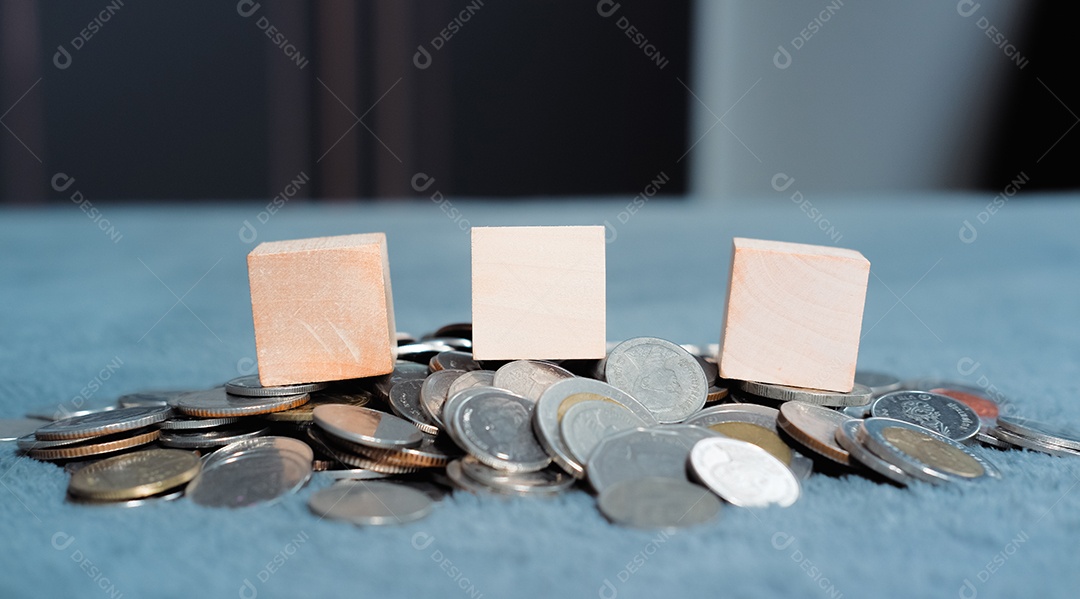 Dados de madeira com moedas