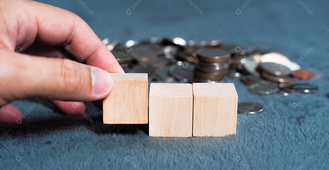 Dados de madeira moedas de dinheiro ideias para economizar dinheiro