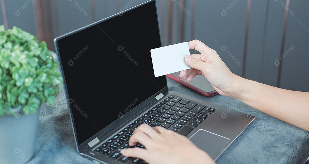 Mulher fazendo compra online no notebook