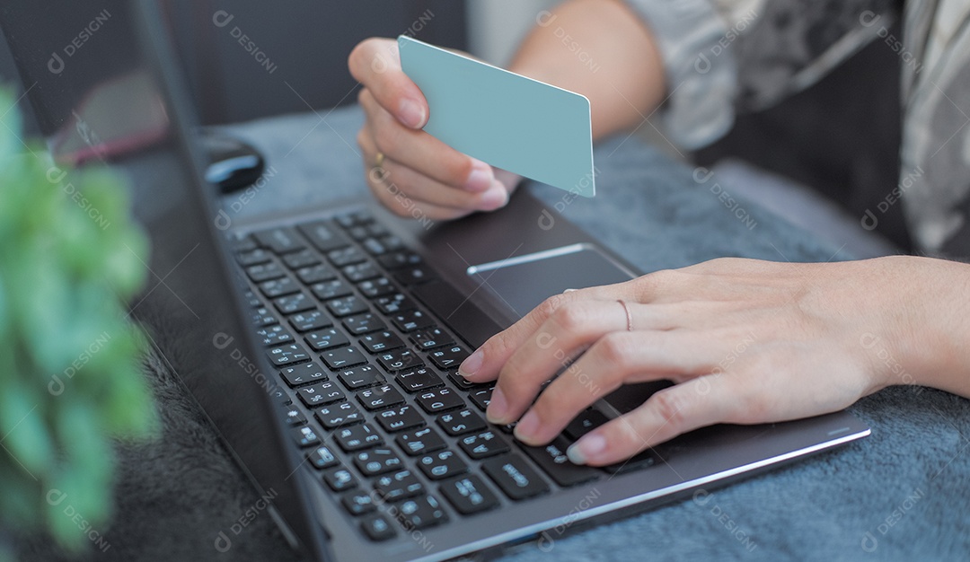 Mulher fazendo compra online no notebook