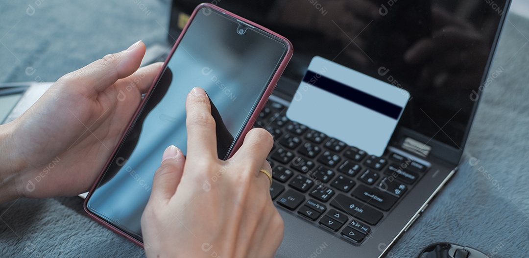 Mãos femininas fazendo compras on-line em casa