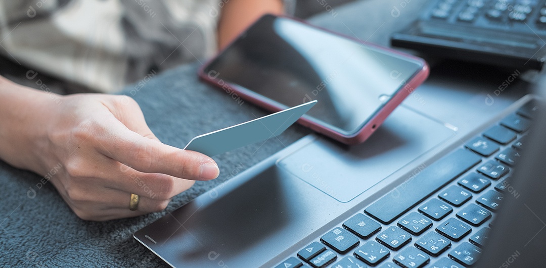 Mãos femininas fazendo compras on-line em casa