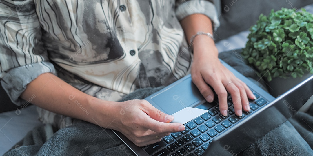 Mulher fazendo compra online no notebook