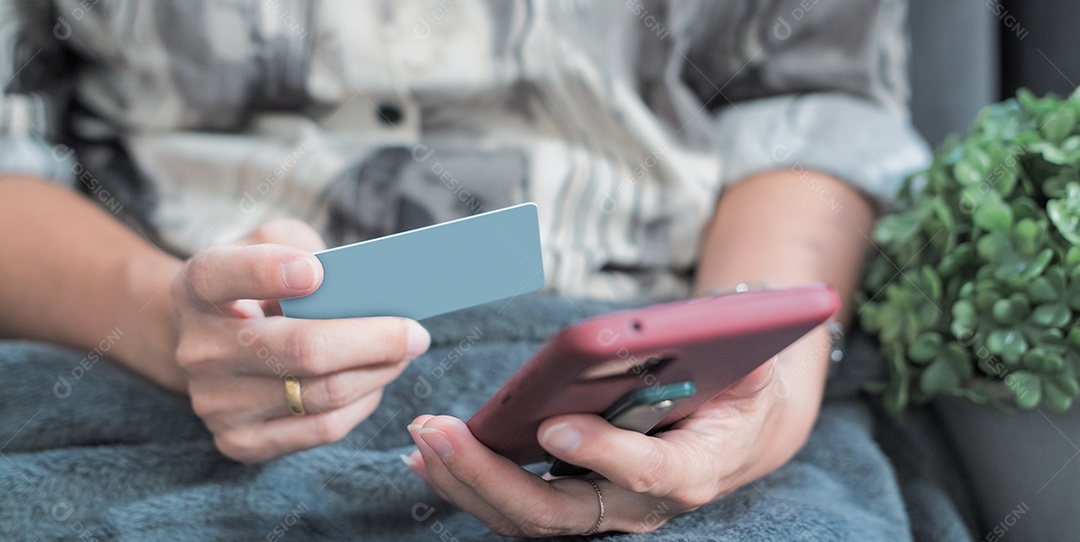 Mãos femininas fazendo compras on-line em casa